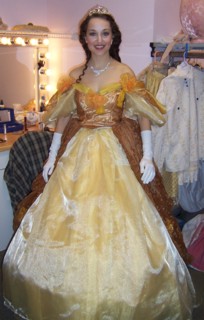 Belle on the tree trunk